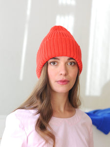 Mütze aus Merino in orange mit Kranich in pink